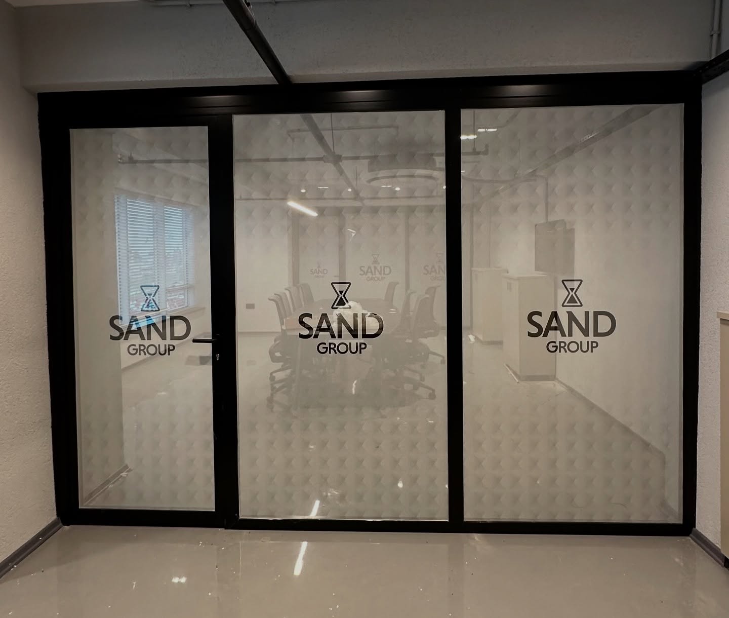 Logolu ofis camı kumlama folyo uygulamasının gerçek sonucu