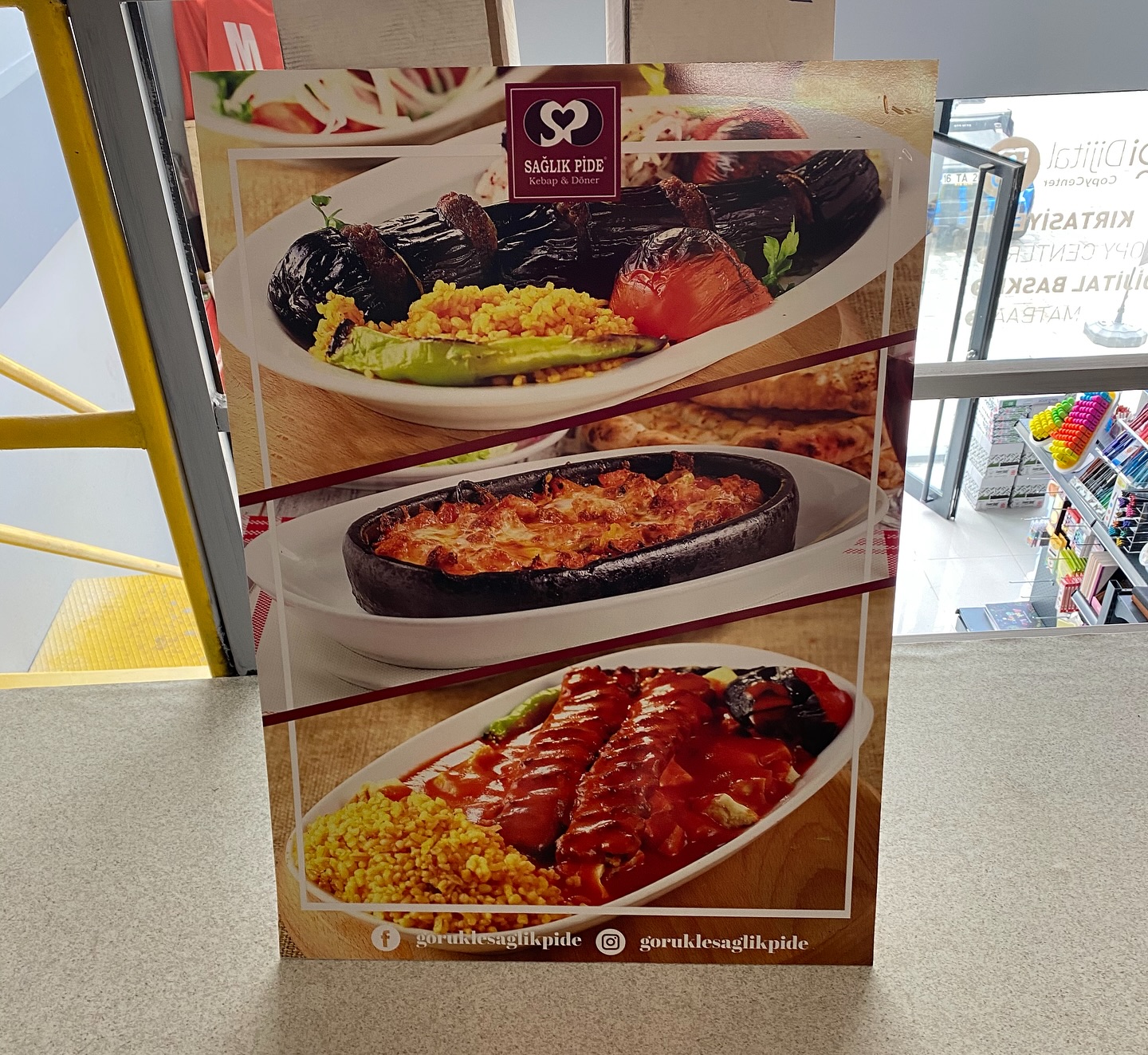 Restoran menüsü ve ayaklı reklam panosu